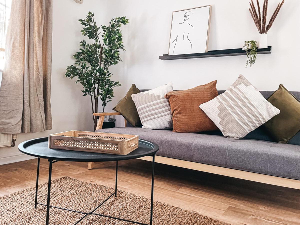 Hollybush Apartment, By Solace Stays Newport  Esterno foto