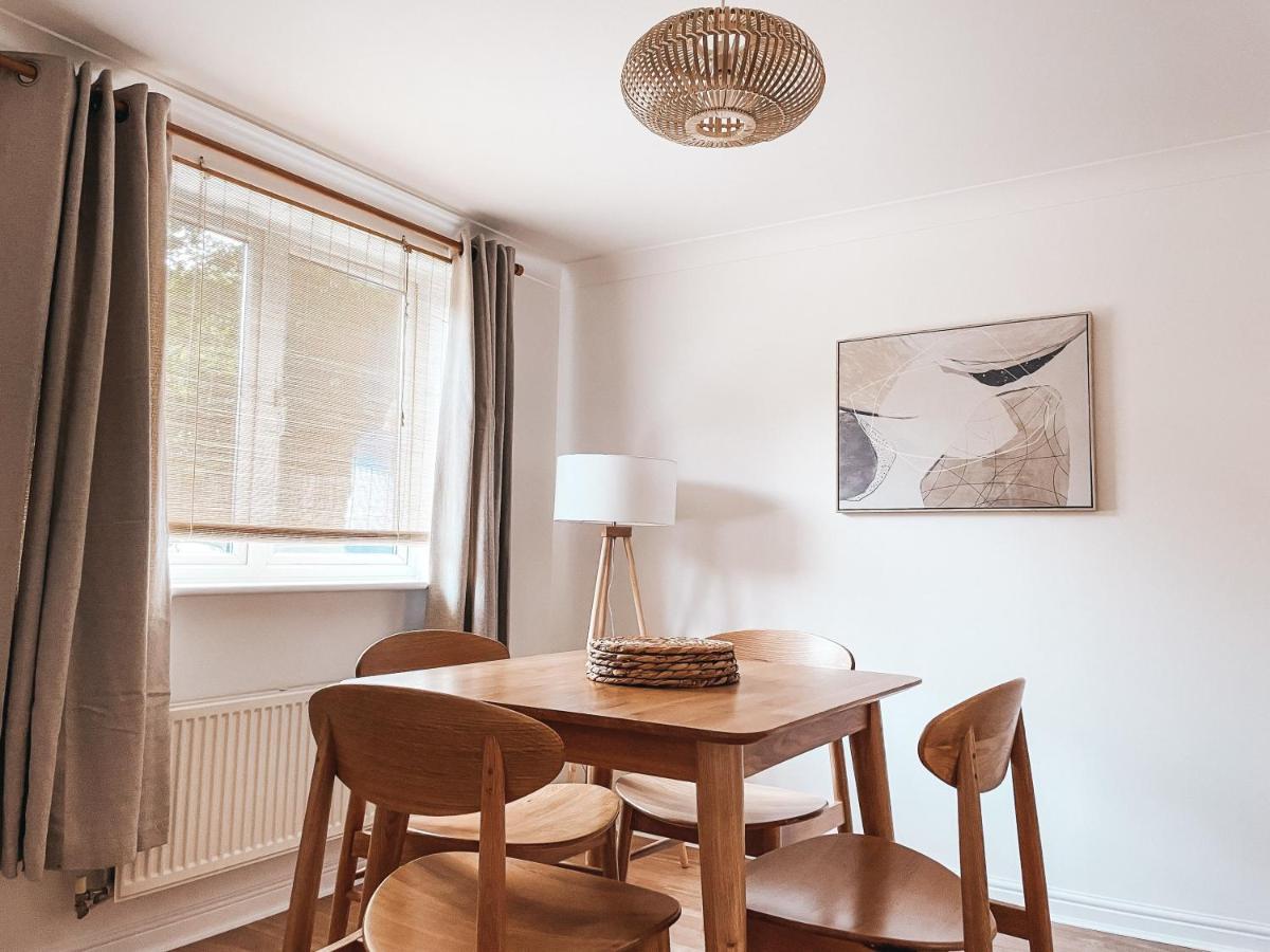 Hollybush Apartment, By Solace Stays Newport  Esterno foto