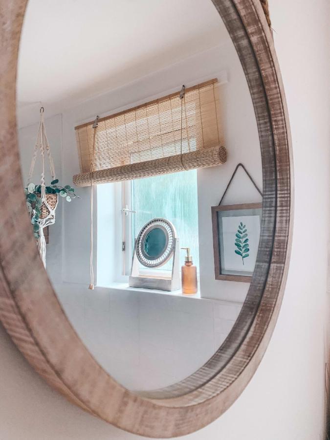 Hollybush Apartment, By Solace Stays Newport  Esterno foto