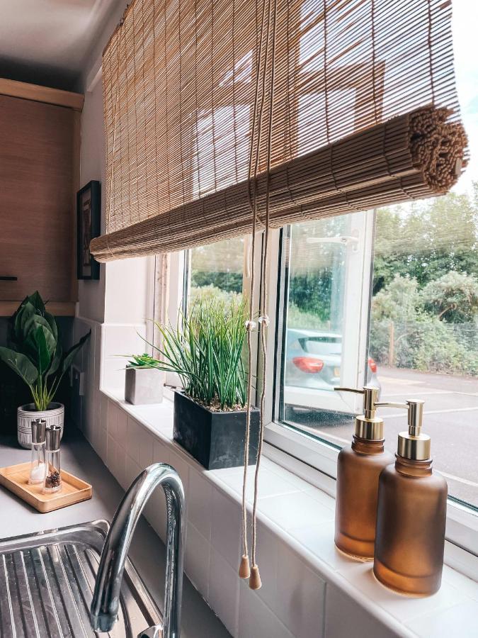 Hollybush Apartment, By Solace Stays Newport  Esterno foto