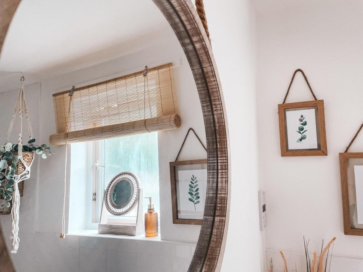 Hollybush Apartment, By Solace Stays Newport  Esterno foto